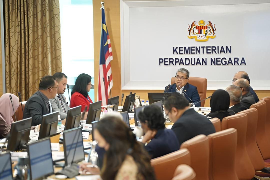 Minister Aaron Condemns Mahathir's Controversial Remarks