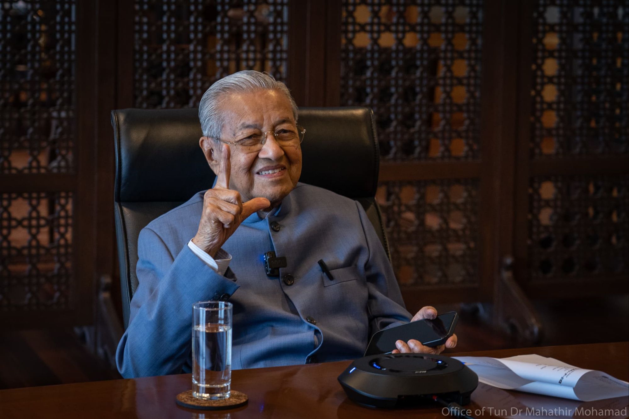 Dr. Mahathir speaking to future leaders about peaceful conflict resolution